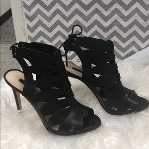 Black GUESS heals